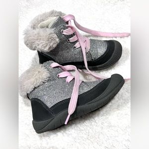 OshKosh B'gosh Toddler Girl's Metallic
Silver Lace Up Snow Boots Size 9.